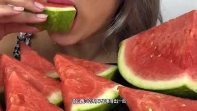 夏季吃西瓜可以得到4个好处,但有4类人却不适合吃西瓜