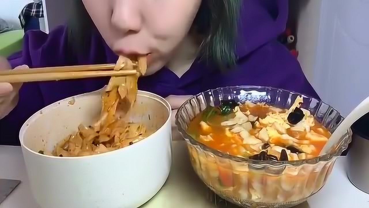 小姐姐吃拌刀削面,配着烩麻食,大口吃的真诱人