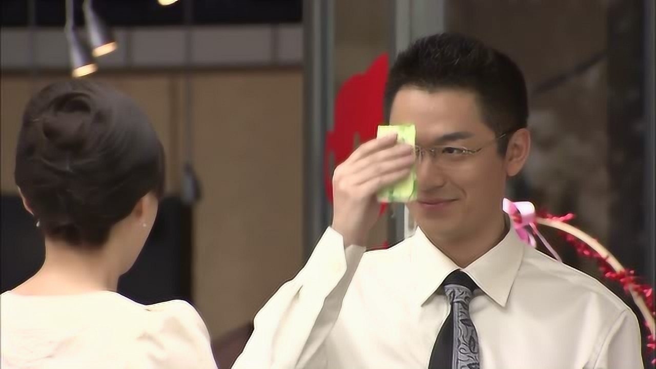 林淼帮助玉璇摆花拦,这边贺文强却和林曦聊得起劲