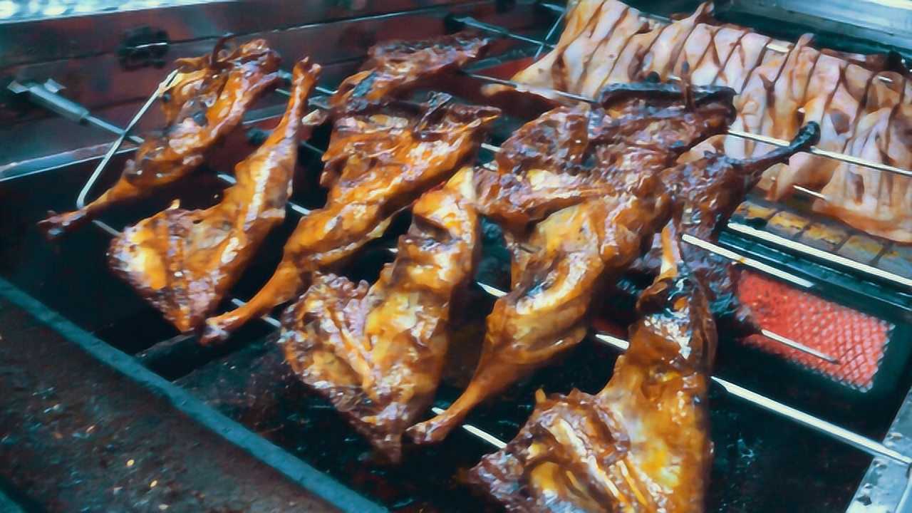 路边摊8元一个的烤鸡腿,1000个不够卖,有顾客专门开车来吃