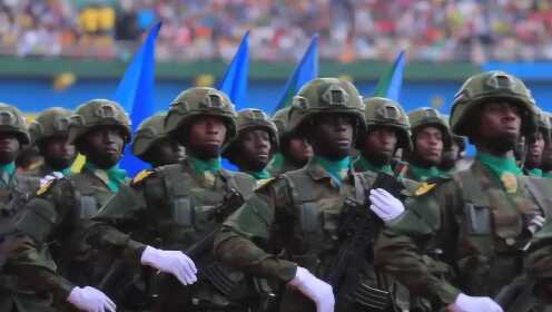 “向右看！”卢旺达举行大型阅兵式 口号喊的是中文！