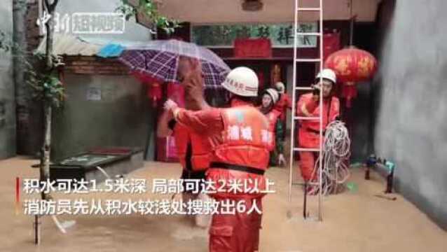 福建北部山区暴雨:洪水围村水深齐腰