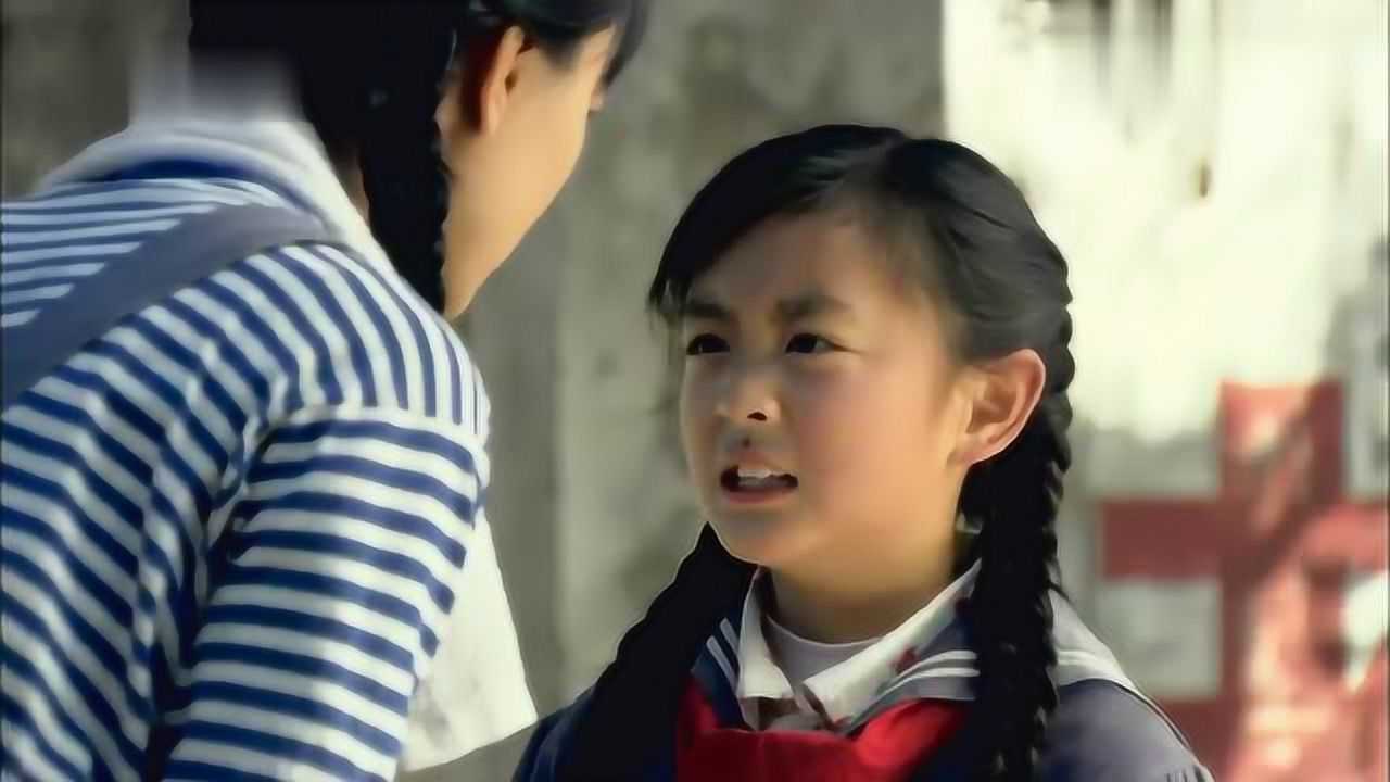 小女孩哭着光脚回家，还对妈妈说把鞋扔了，竟是鞋子太破被同学笑_高清