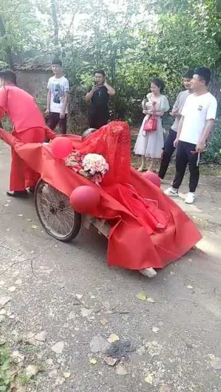 地排子车拉新娘回家