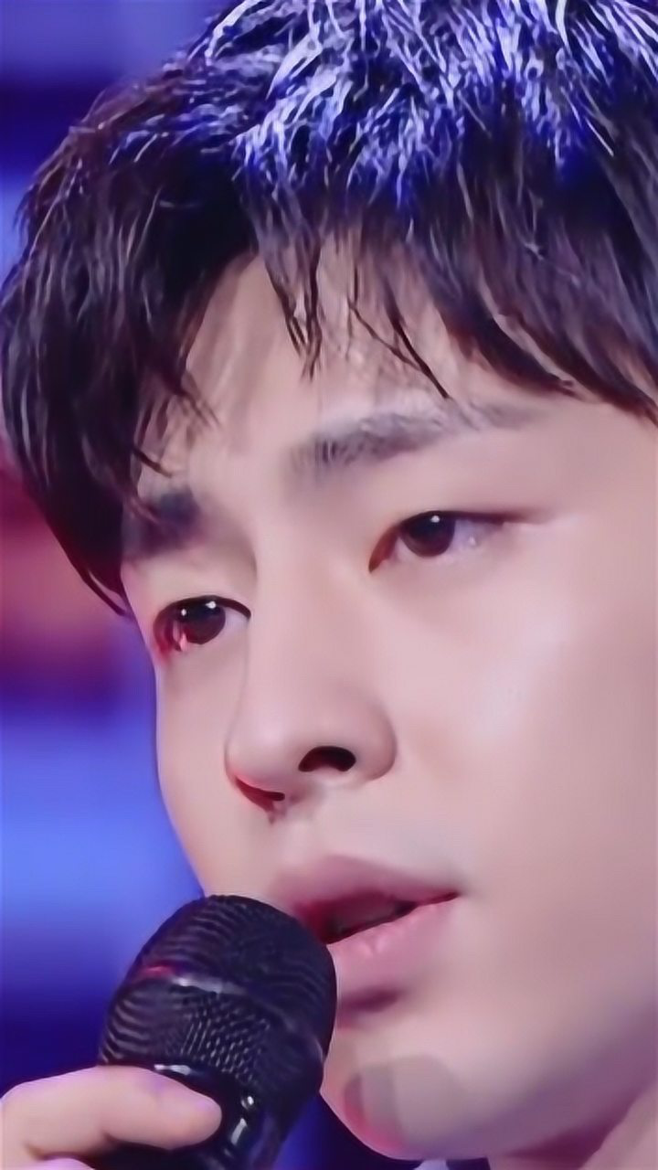 邓伦唱歌深情满满