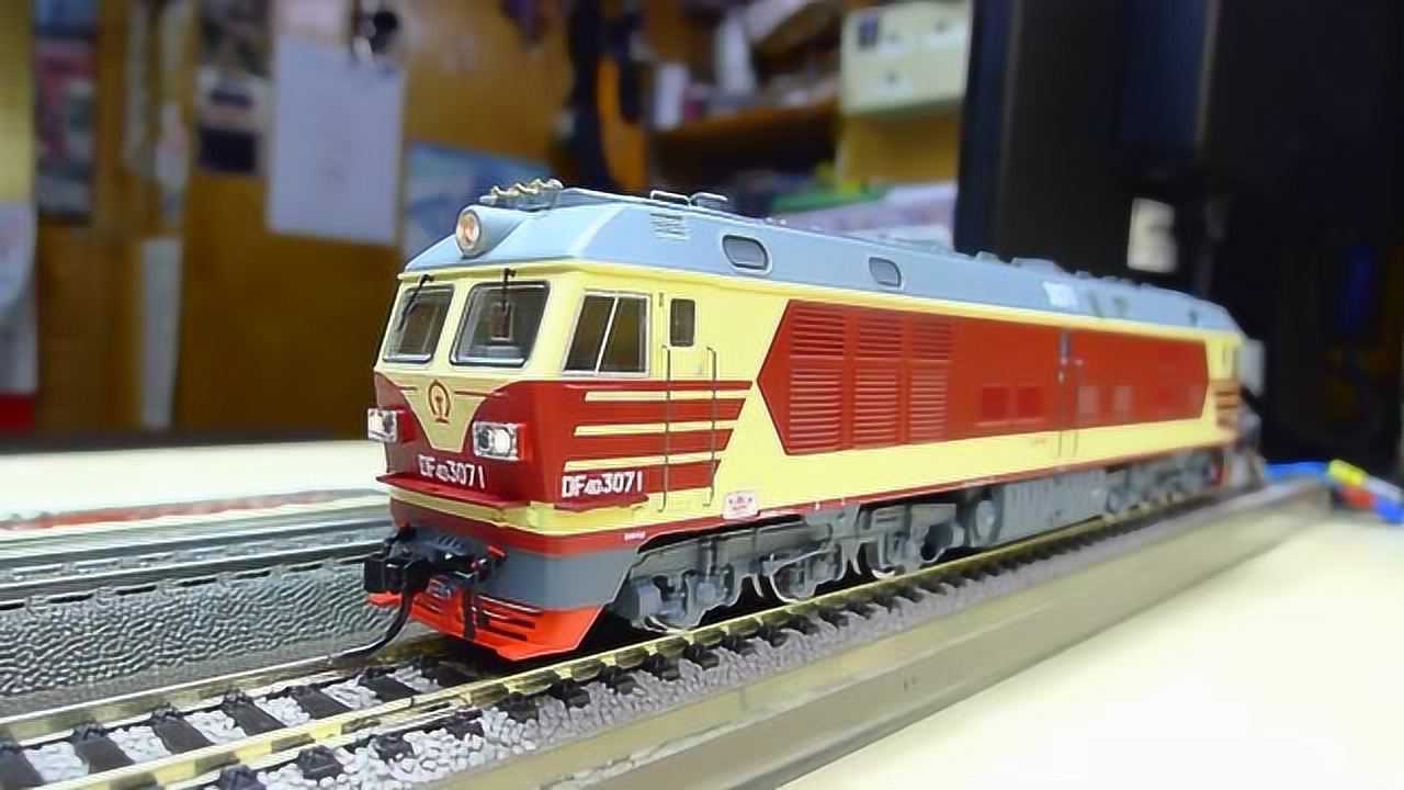 中国火车模型:df4d柴油机车,安装了电子音效,太酷了