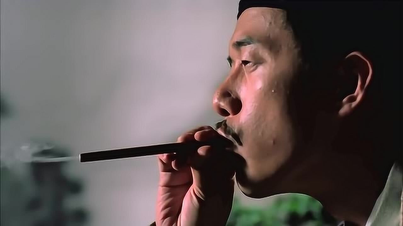 笨叔叔本想迷晕美女不料吹迷烟时不小心吸了一口把自己迷晕