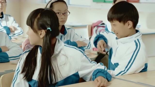 男孩捉弄女同学,竟然往她身上放假蜘蛛!女孩这反应绝了