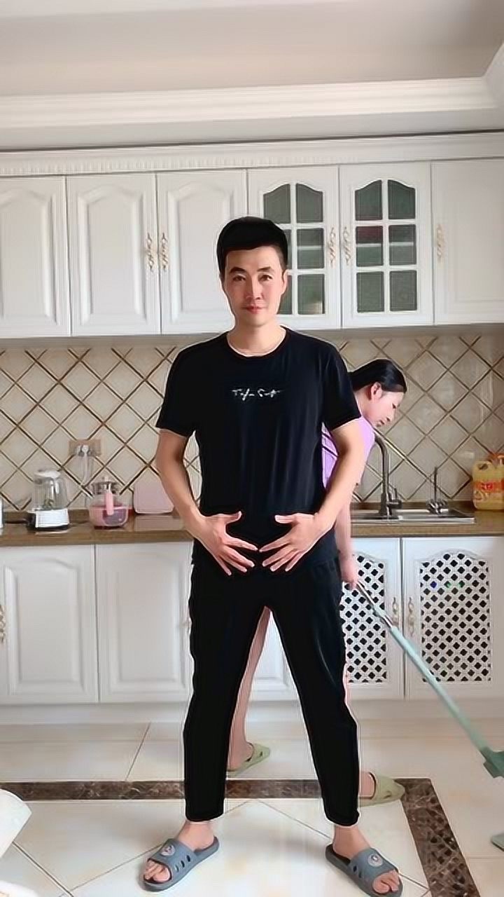 霹雳舞大叔一回头,见媳妇在拖地,立马抢过来,网友:求生欲爆棚