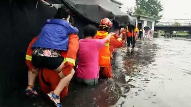 积水最深达2米!实拍:山东多地暴雨发生内涝 房屋被淹居民被困