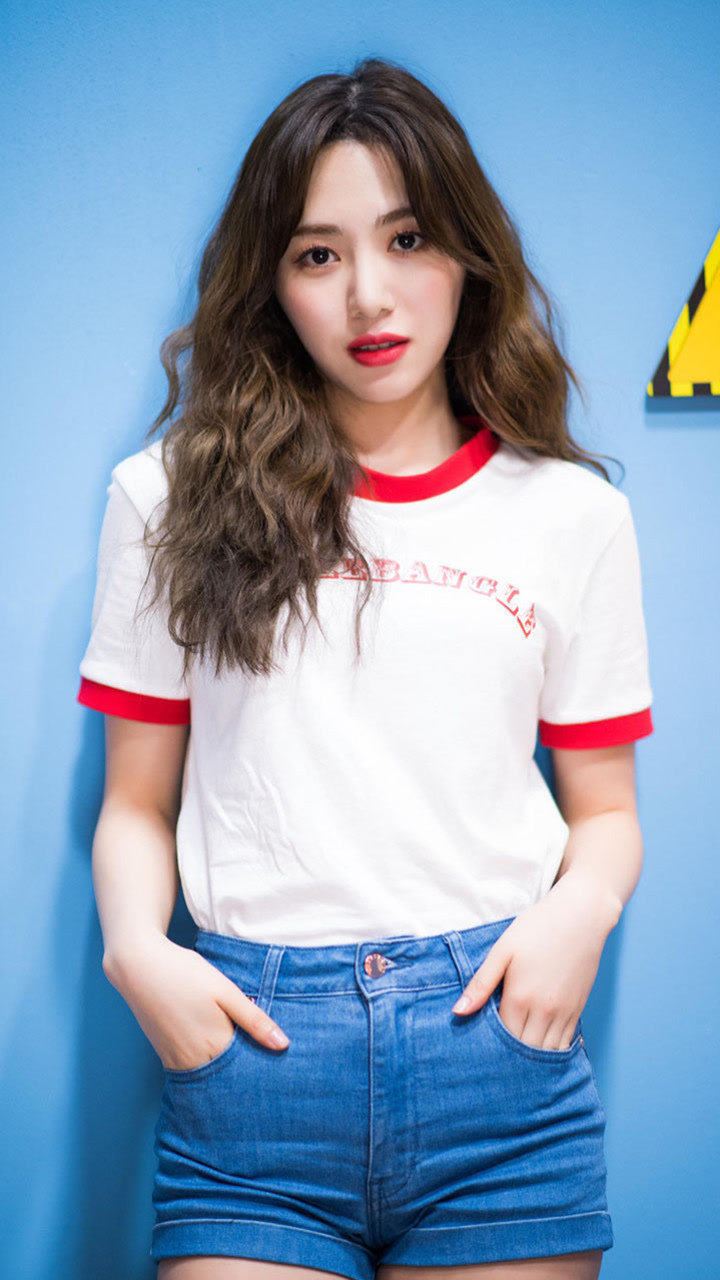 权珉阿是出了名的蚂蚁腰,看来平时非常重视身材