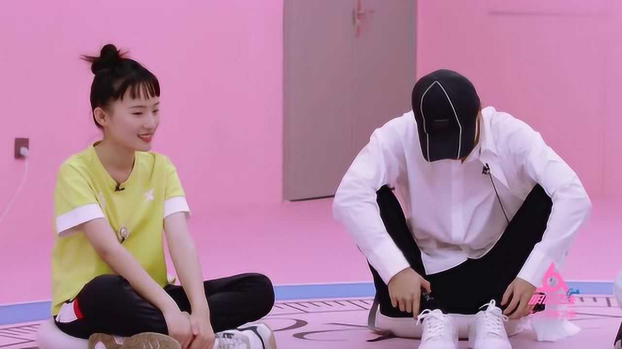 蔡维泽见到张钰琪就说了一句话开始向队友求救我没话了