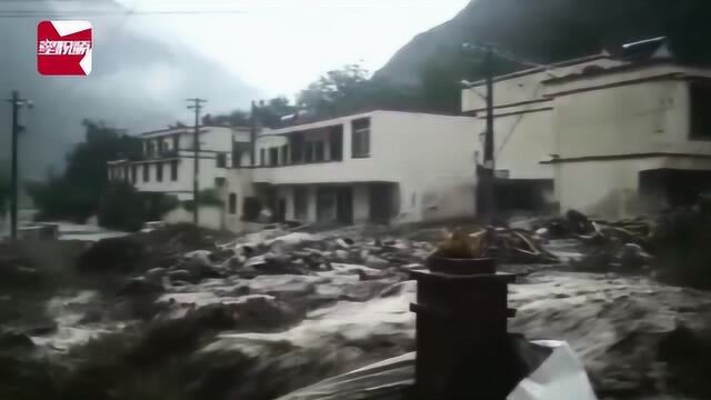 四川汶川强降雨引发泥石流:山洪裹石块滚滚而下,多条道路中断