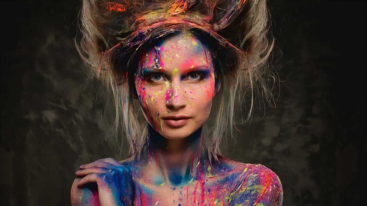 时尚潮流人体彩绘衣服以假乱真走在路上无人发现不注意看真不知道