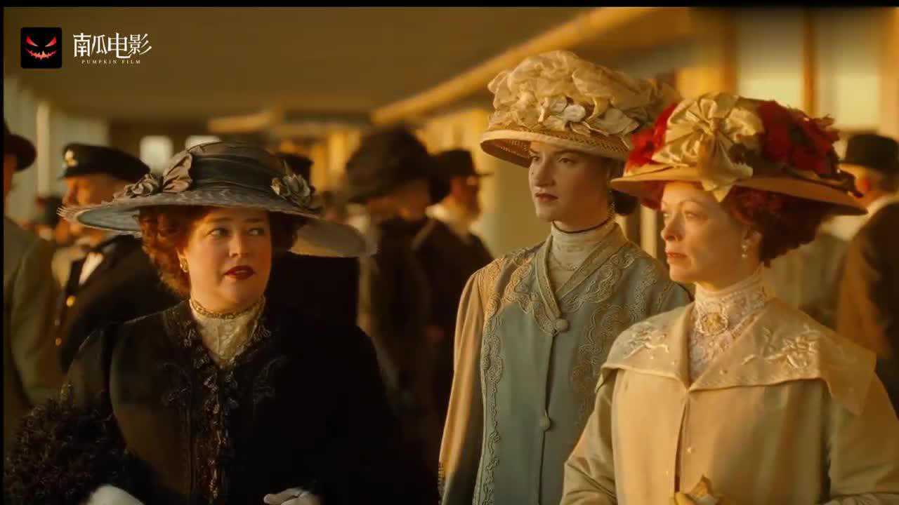 泰坦尼克号:杰克教露丝吐口水,谁知妈妈突然出现,一口浓痰咽下