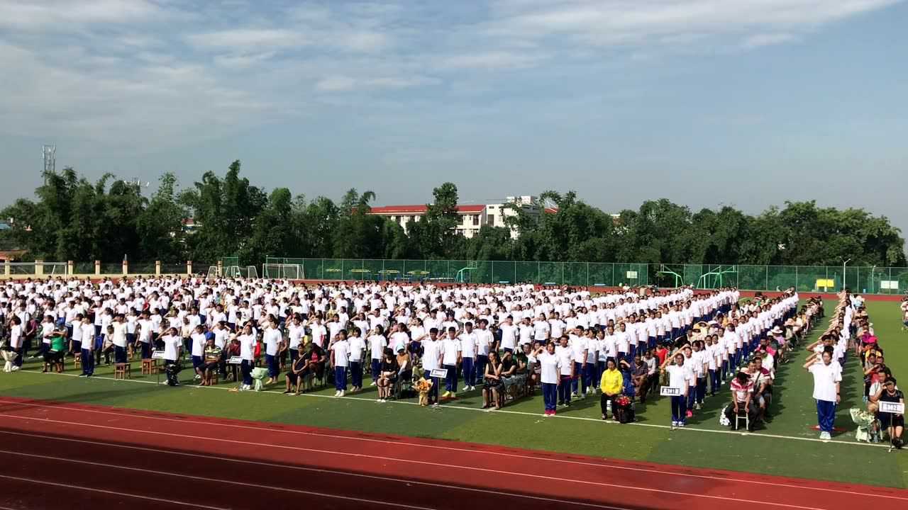 芒市第一中举行2020届高考备考大会暨成人仪式