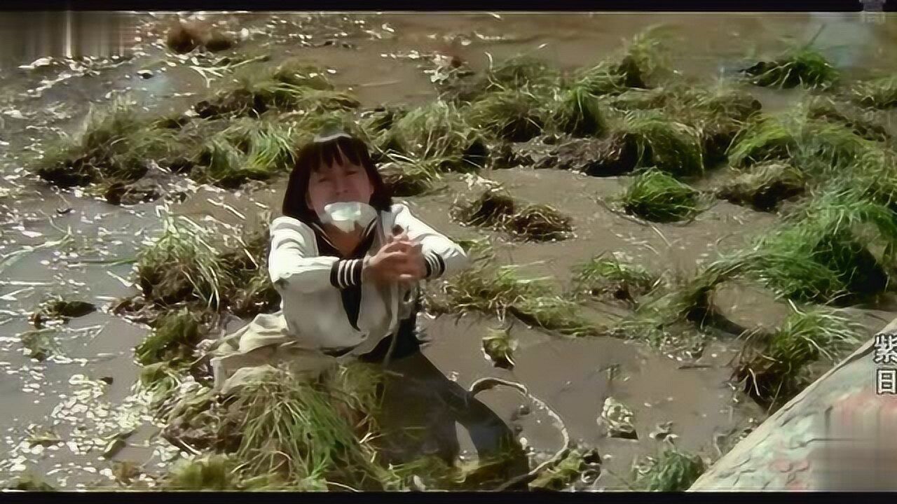 紫日这么漂亮的女学生陷入沼泽年纪轻轻就这么走掉有点可惜