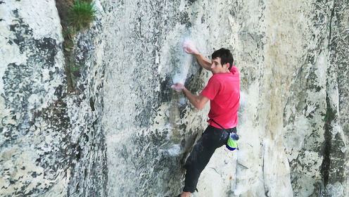 奥斯卡影片《徒手攀岩》，小伙挑战极限，徒手攀登3000米悬崖