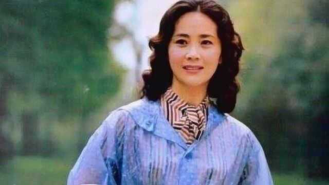 曾和赵忠祥搭档主持,因工作轻生,两次婚姻失败与女儿相依为命