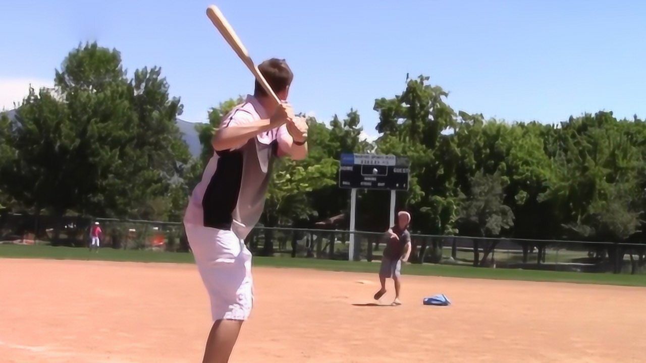 棒球棍之所以这么贵老外暴力切开发现其中的秘密