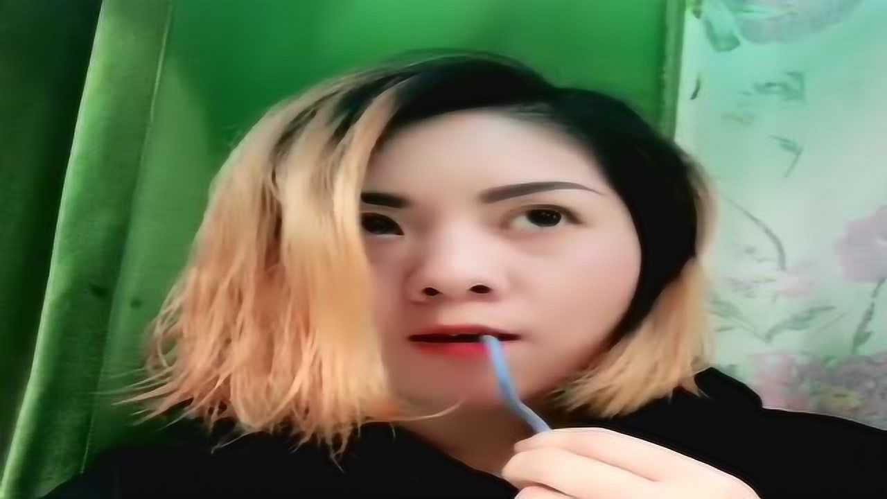 美女真是个高手用舌头把绳子打结这绝活一般人学不会