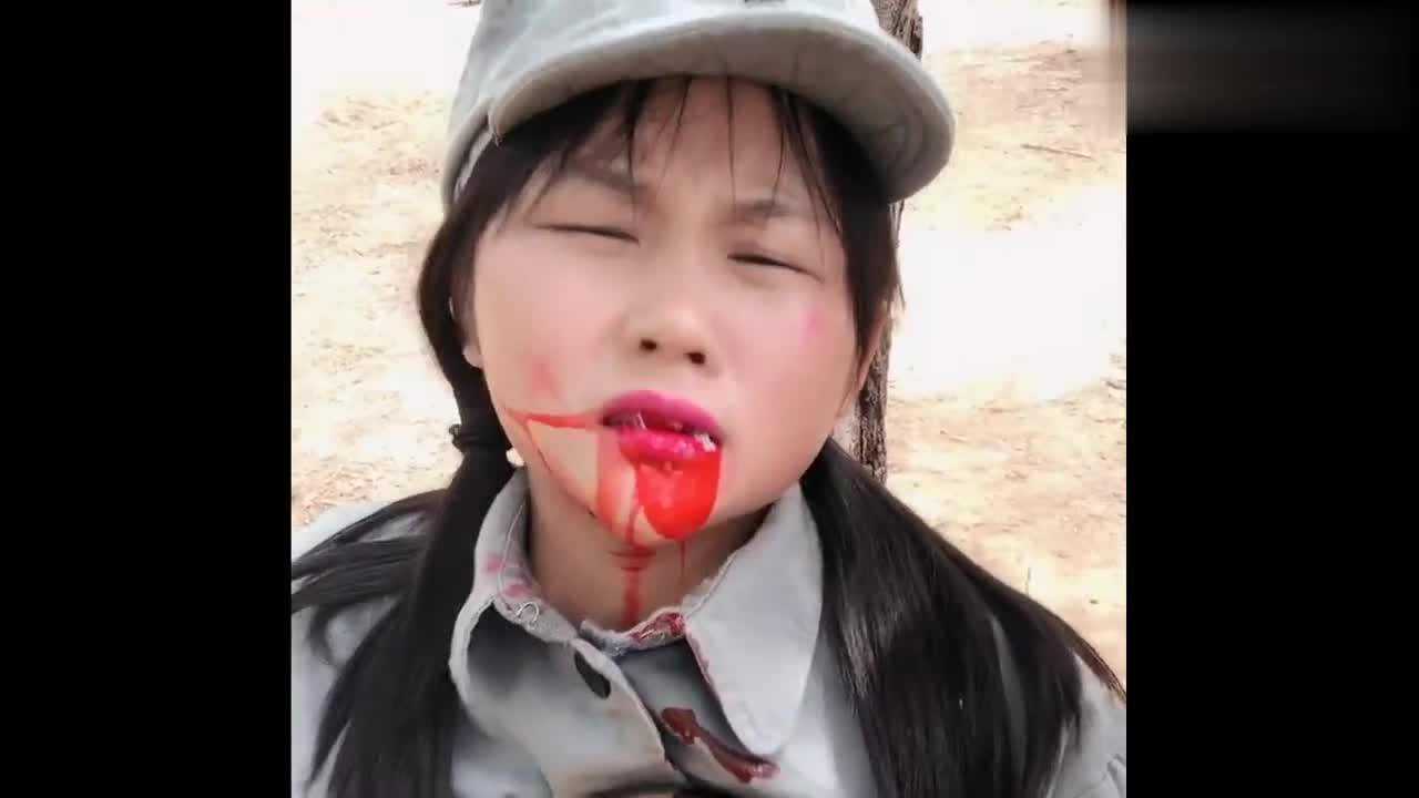 抗日神剧拍戏现场,女演员吐血这一幕,网友:骗了十三亿人!