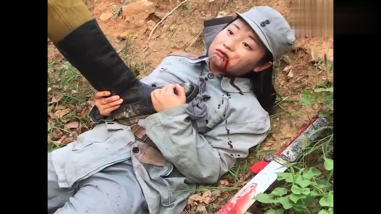 抗日神剧拍戏现场,女八路死的真是太惨了,竟被小鬼子活活的踩死