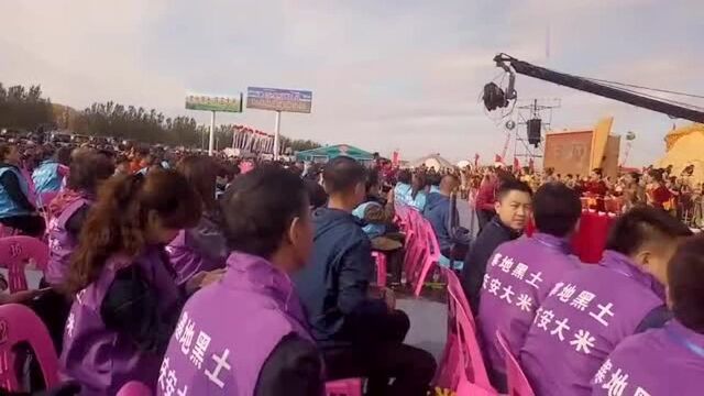 经济视野网记者带你看中国首届农民丰收节黑龙江分会场农民庆丰收