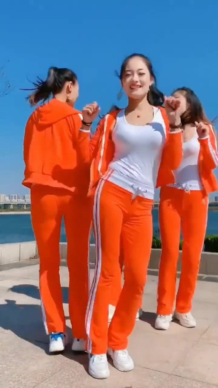四位美女俩俩斗舞,哪位更能入您的法眼?