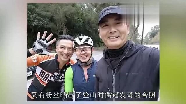 65岁周润发近照曝光,身材健硕面部发福,与粉丝亲切合影没架子