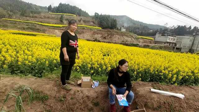 雯雪爸爸暂时不能出去打工,只好在家种地,这样的农村生活也不错