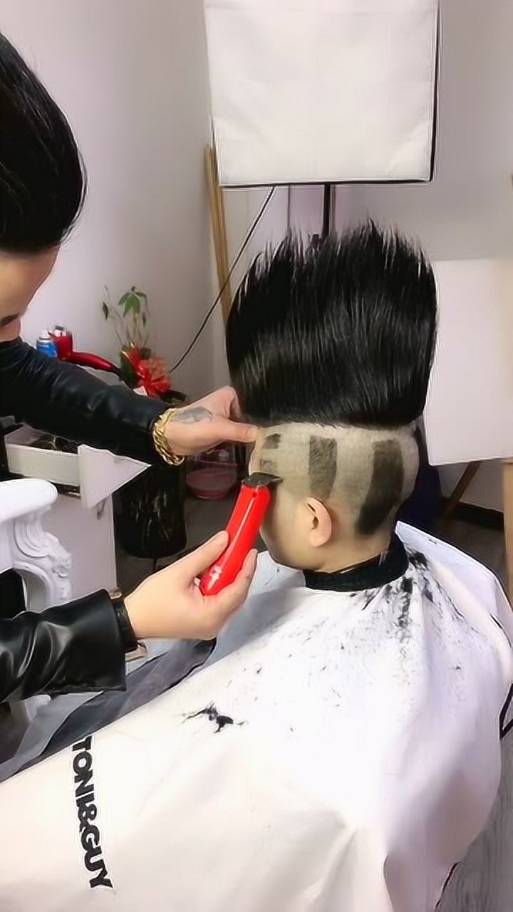 女友说我这个头发真的太适合扫地了这是真正的冲天发型