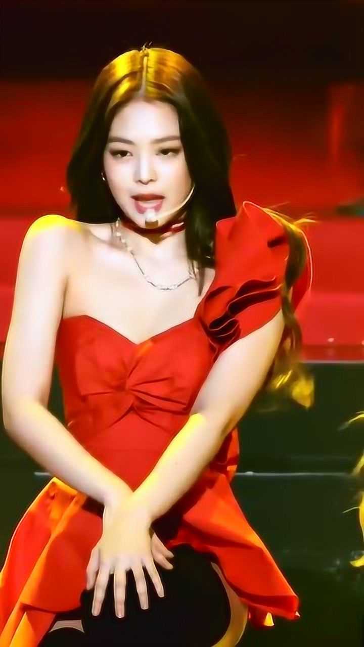 金智妮这一身红衣太经典了!