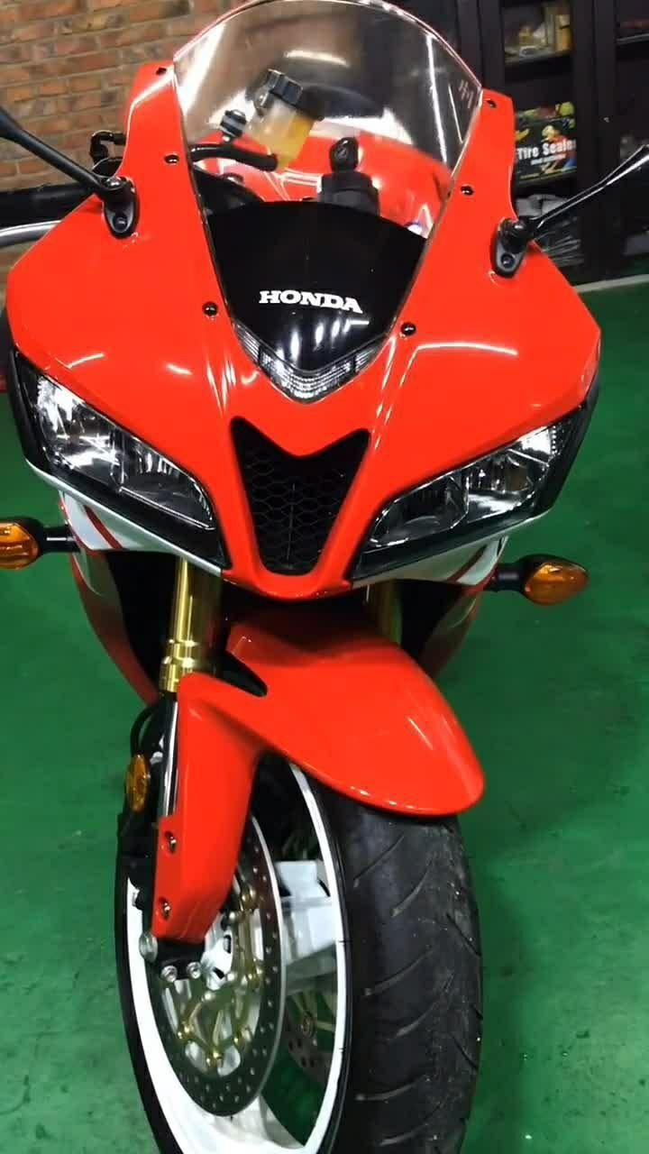 这台摩托车真是太漂亮了这台红色的机车让人赞叹啊