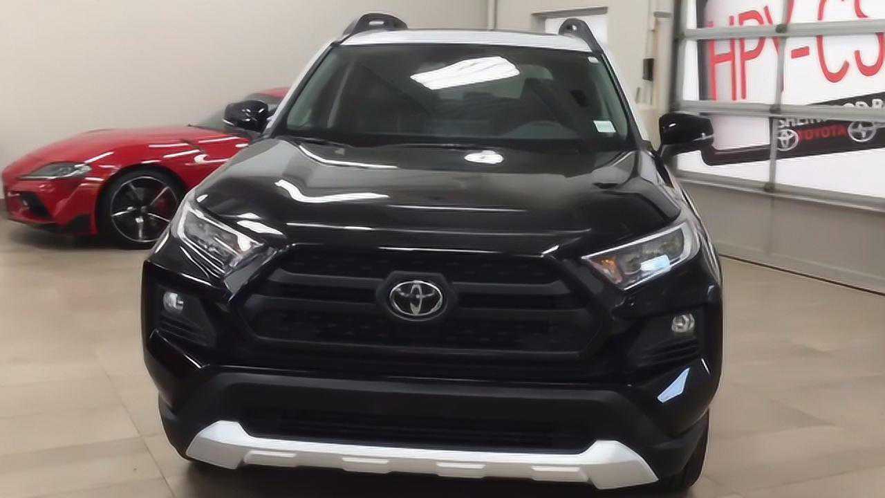 今天拿下了丰田荣放rav4,黑色车身配白色车顶,甭提多帅了