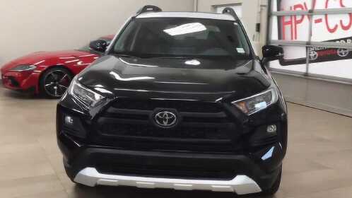 今天拿下了丰田荣放rav4,黑色车身配白色车顶,甭提多帅了