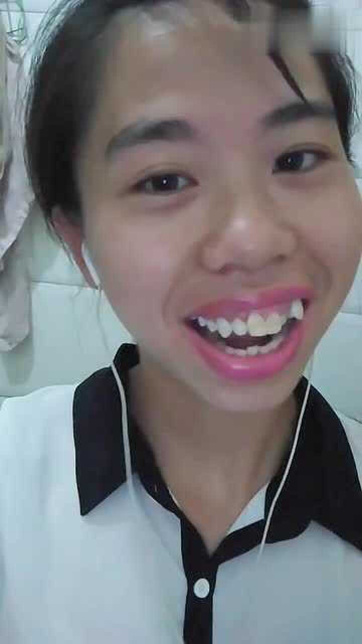 嘴巴嘟嘟网红美女,不要素颜要口红美翻了