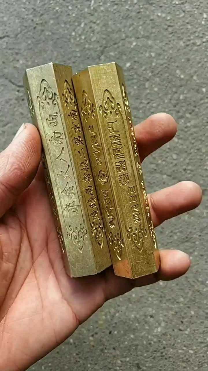 今天出门收到两根民国时期六角金条非常的耀眼