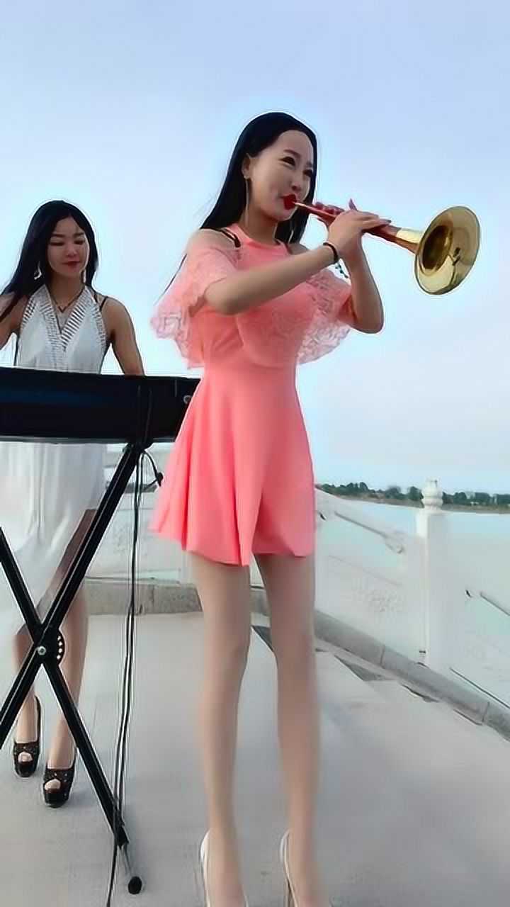 一台电子琴一把唢呐两个美女同奏一首曲子简直完美