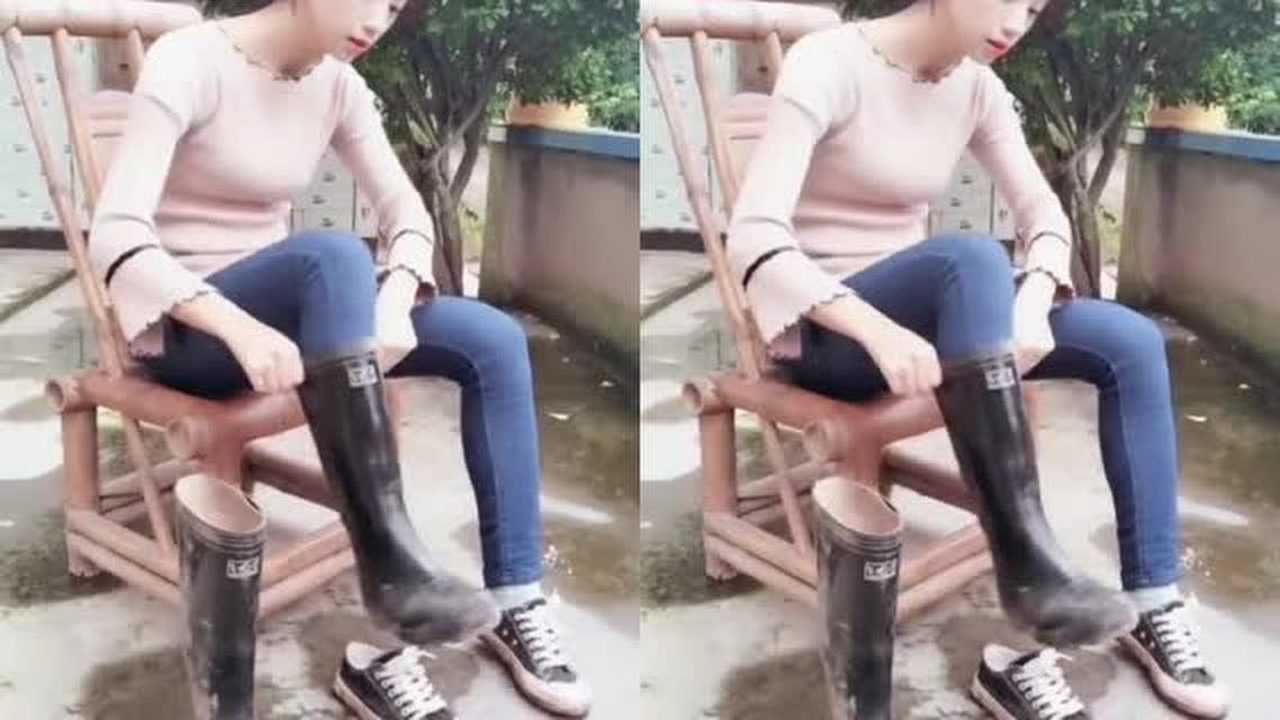 农村女孩穿上雨靴准备下地干活了,喜欢吗