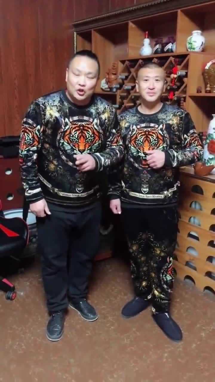 从小就爱听八岁红丈夫相阳唱二人转,回杯记数他唱得最经典!