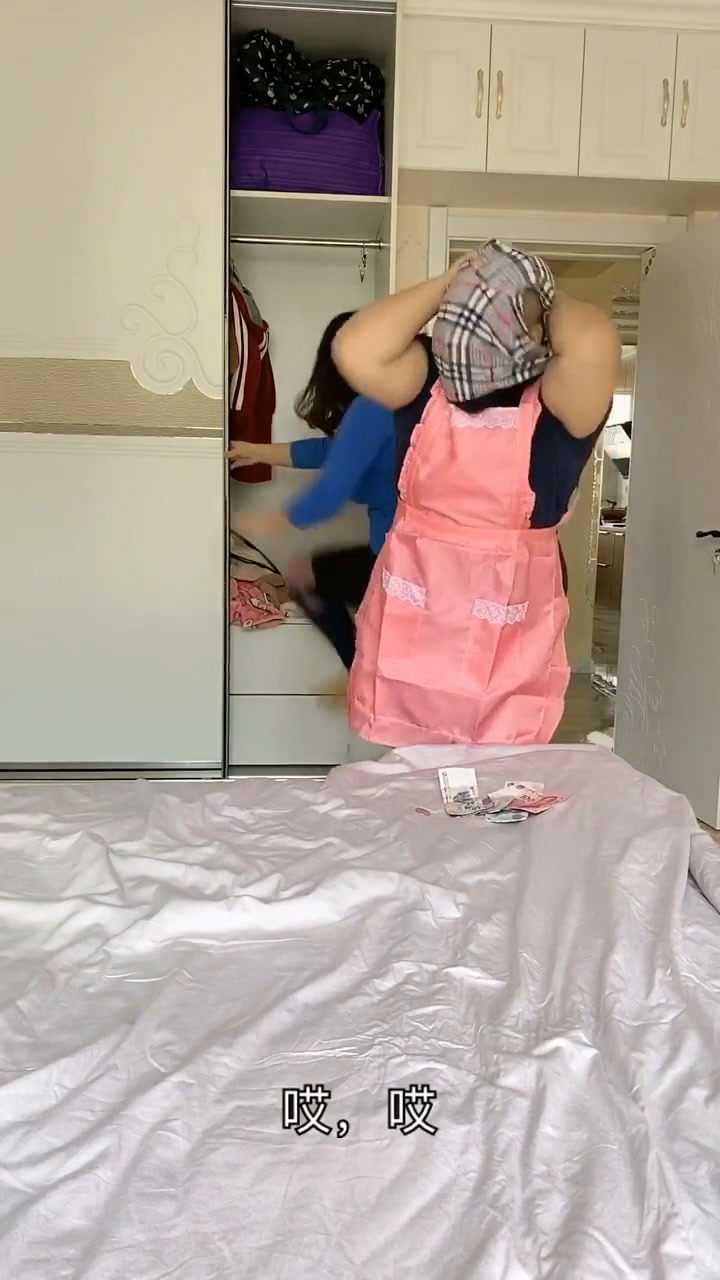 到底是谁?居然把内裤套我头上!