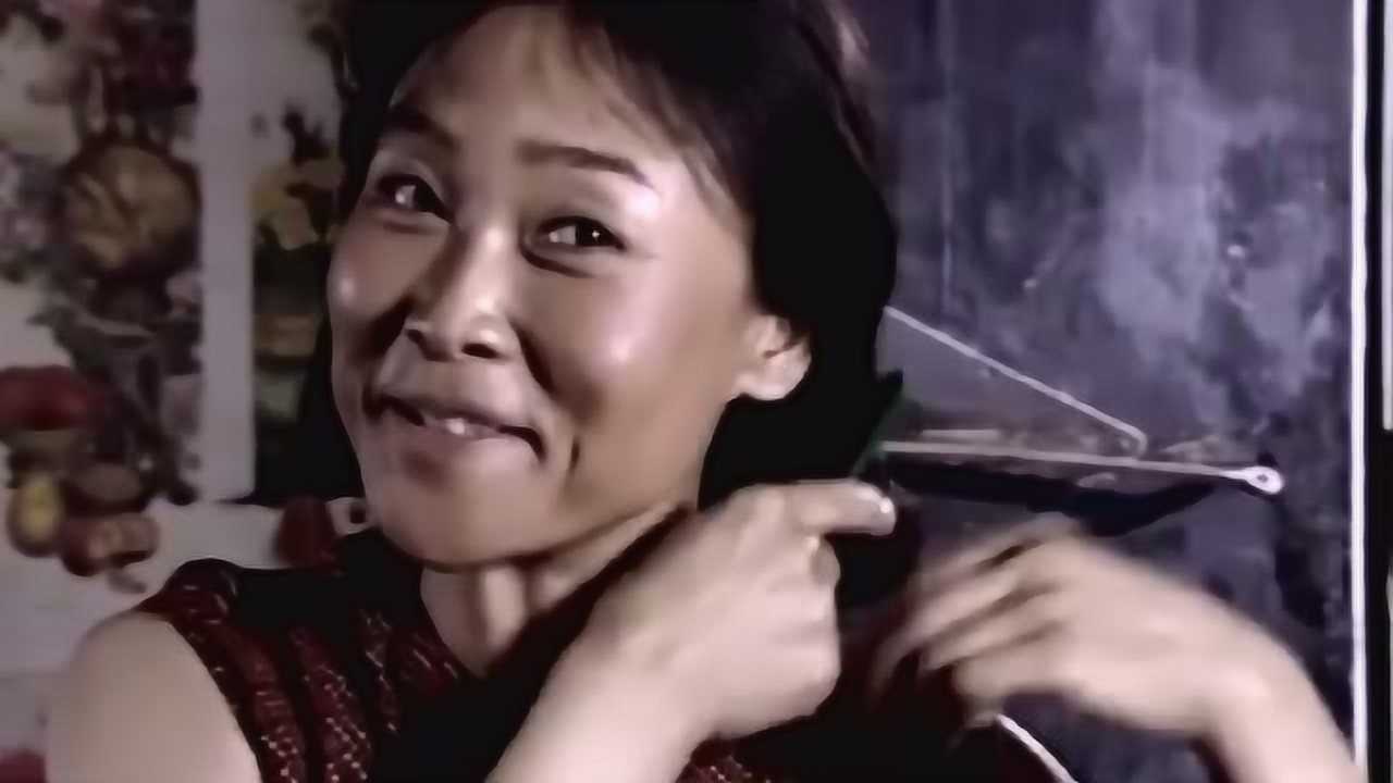 村干部和水娥在屋里亲密丈夫很自觉的去门口放哨窝囊