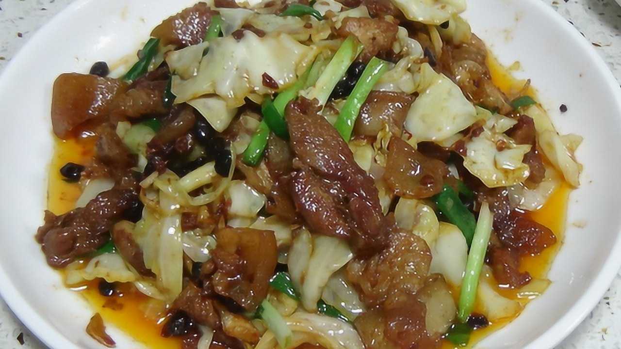 邓邓今天做了"白菜回锅肉",好吃不油腻,超级下饭,三碗饭不够