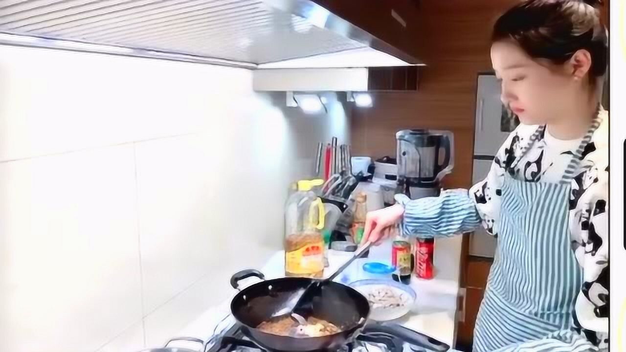 关晓彤做饭我是专业的中间的小插曲只是个意外鹿晗的调皮女友