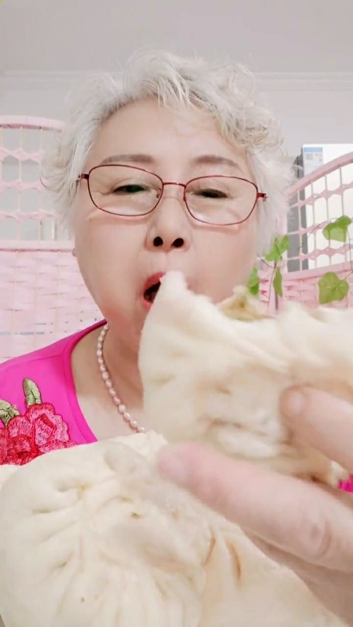 吃货奶奶今天蒸了包子,热腾腾的大包子,真香