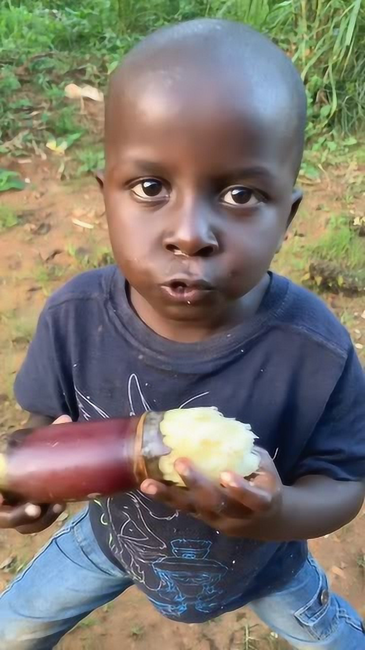 非洲小孩吃甘蔗,眼珠子都瞪大了!