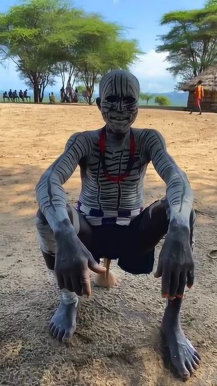 非洲原始部落,斑马族的人就喜欢这样打扮,好羡慕他们的蓝天白云