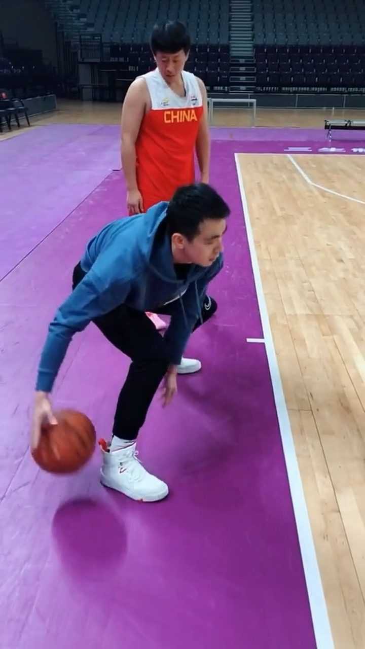 赵继伟运球训练