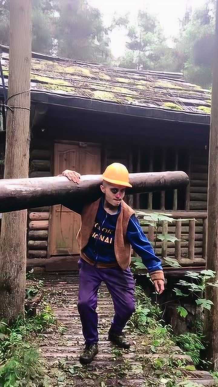 光头强独自搬木头动作太搞笑说出的话却很有哲理